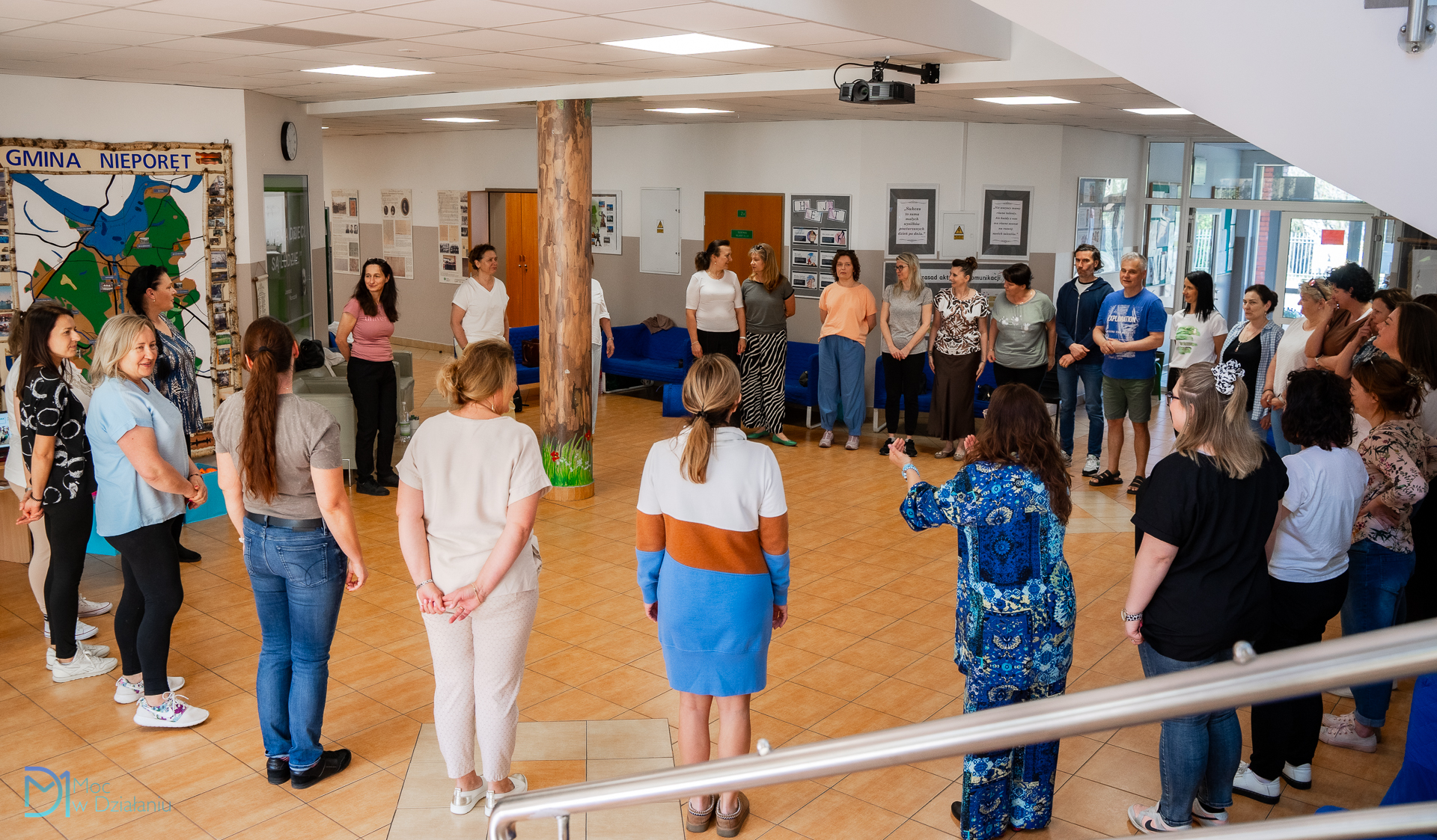 Joanna Stanowska prowadzi szkolenie z psychomotryki, motopedagogiki i pedagogiki cyrku w szkole podstawowej dla nauczycieli