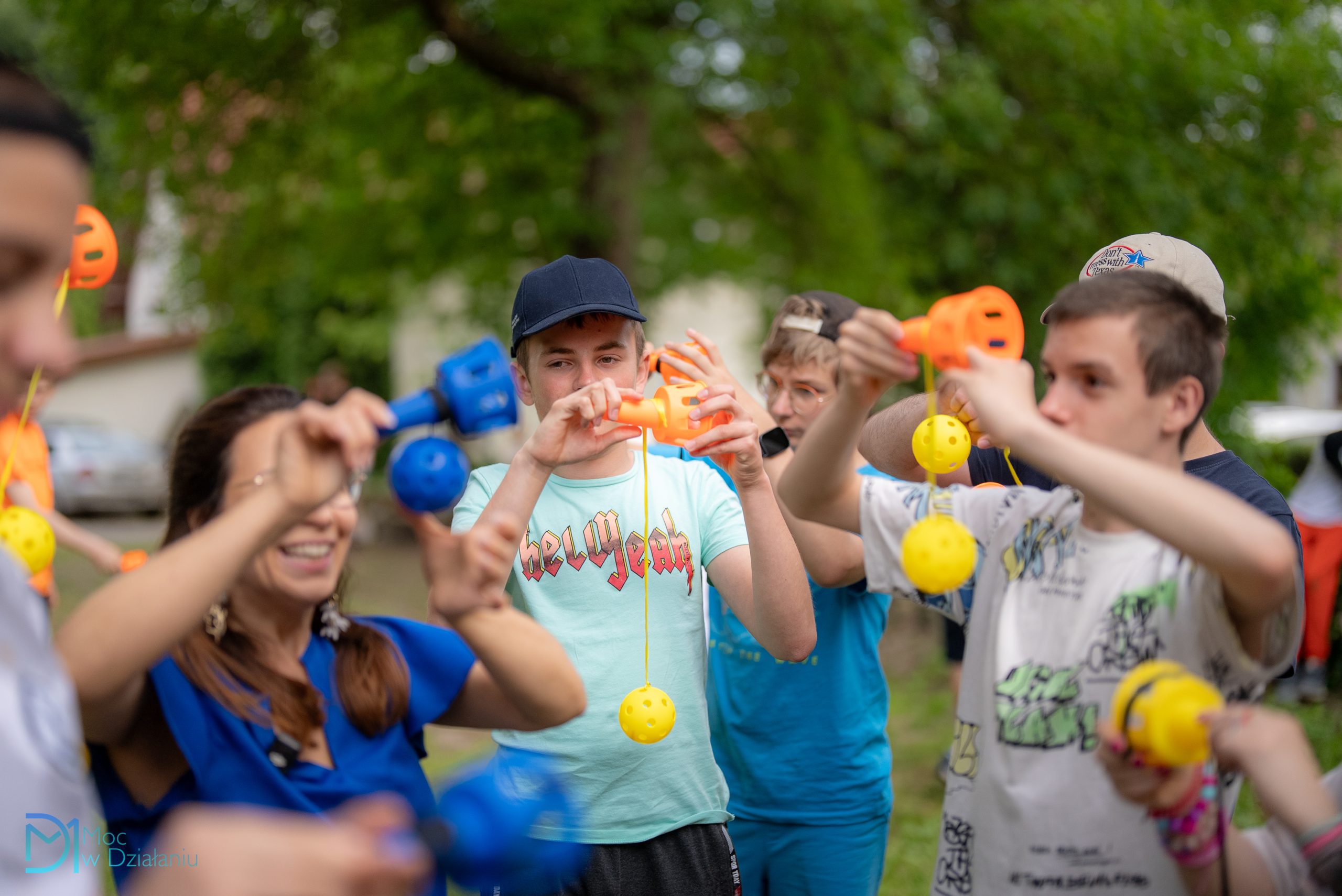 Joanna Stanowska podczas warsztatów z pedagogiki cyrku dla młodzieży z niepełnosprawnością intelektualną
