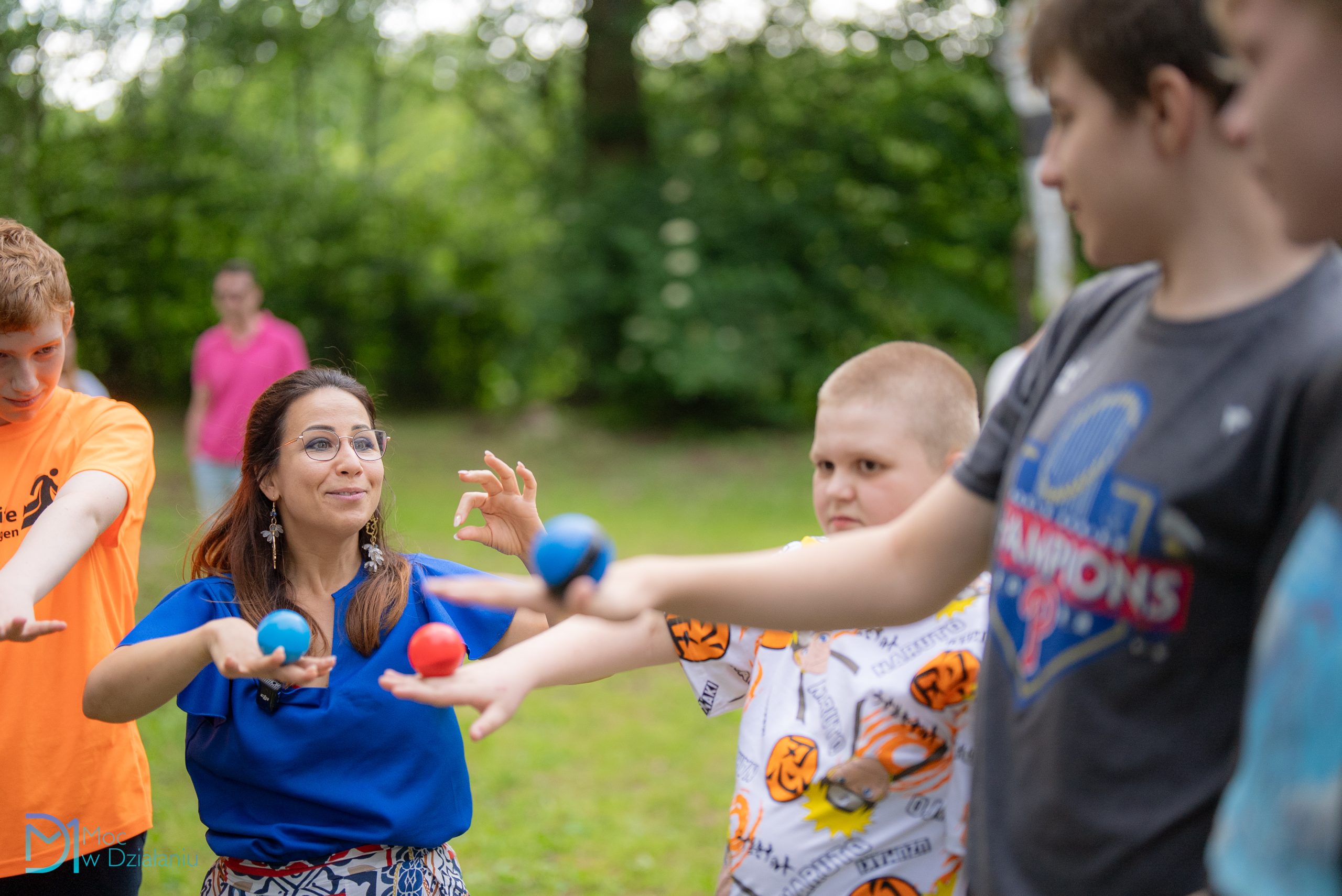 Joanna Stanowska podczas warsztatów z pedagogiki cyrku dla młodzieży z niepełnosprawnością intelektualną